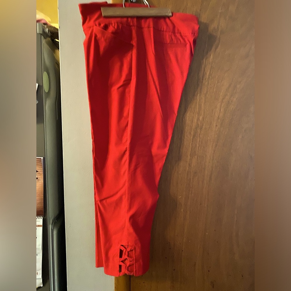 Carol Bay size 16 capri - cardinal red